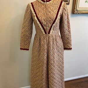 VINTAGE RARE QUILTED DRESSFloral Long Sleeve Dress with Red Accent. Size Medium